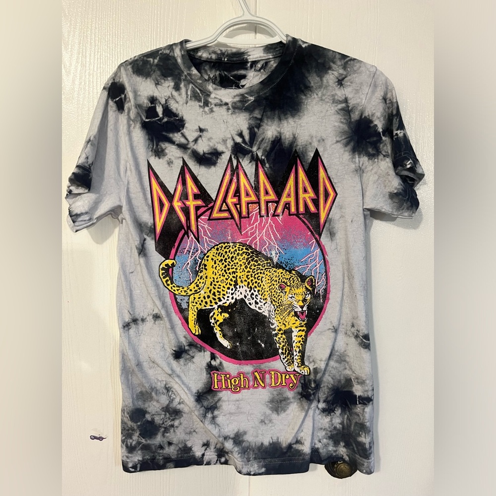 Def leopard size small t shirt